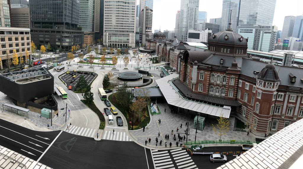 東京駅前を、中央郵便局（KITTE6階の屋上）からの眺め