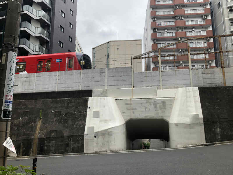 地下鉄の下の人道トンネル